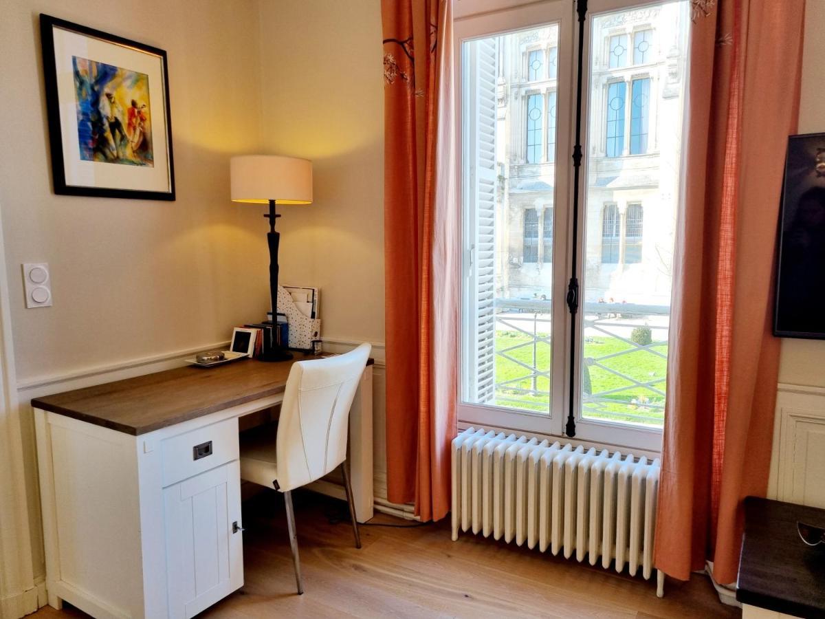 Face à l'hôtel de ville grand et lumineux appartement Angoulême Extérieur photo