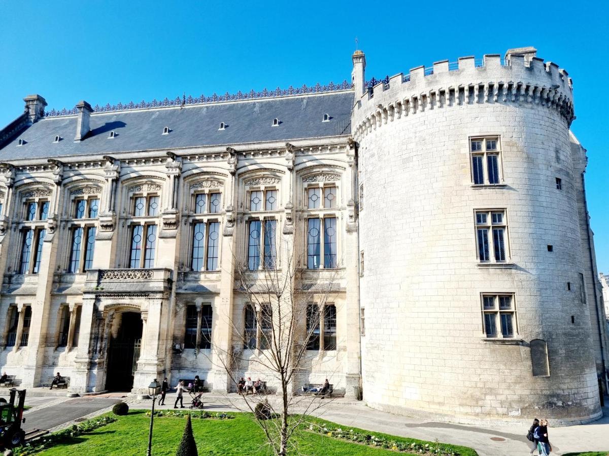 Face à l'hôtel de ville grand et lumineux appartement Angoulême Extérieur photo
