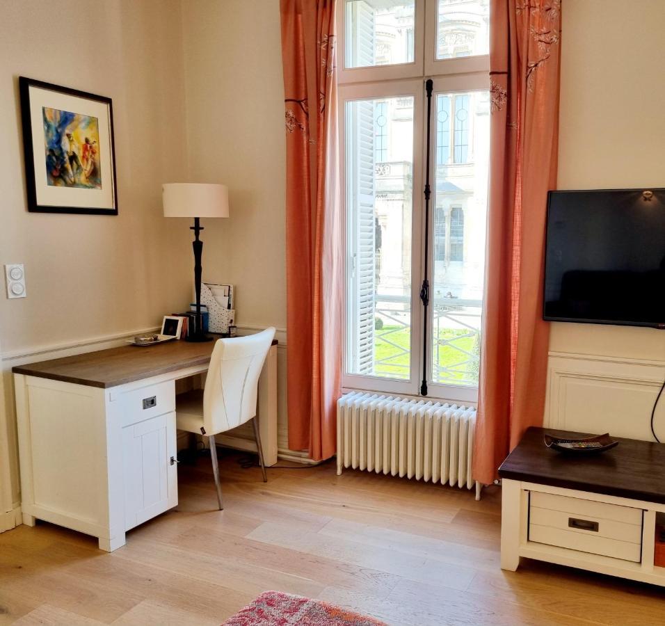 Face à l'hôtel de ville grand et lumineux appartement Angoulême Extérieur photo