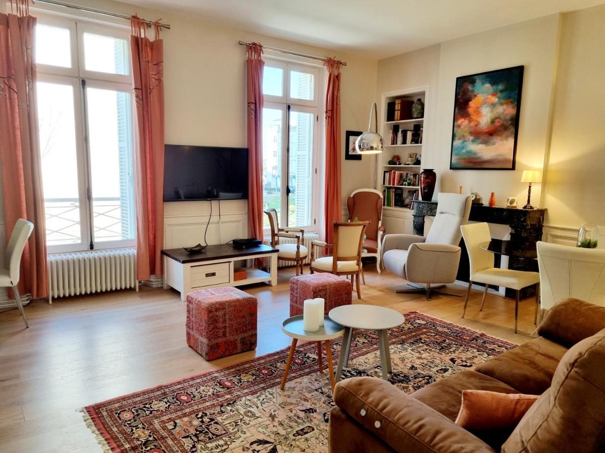 Face à l'hôtel de ville grand et lumineux appartement Angoulême Extérieur photo